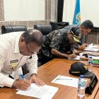 Penanda Tangan KUA APBD Perubahan Tahun Anggran 2023 Pihak DPRD dengan Pemerintah Kabupaten Teluk Bintuni Berlangsung di Ruang Komisi DPRD Lantai II yang di tandatangani Oleh Bupati, Ketua DPRD, dan wakil ketua II DPRD dan di saksikan oleh Banggar DPRD, dan Tim TAPD Pemerintah Kabupaten Teluk Bintuni. Rabu (27/9/2023) foto : Humpro TB