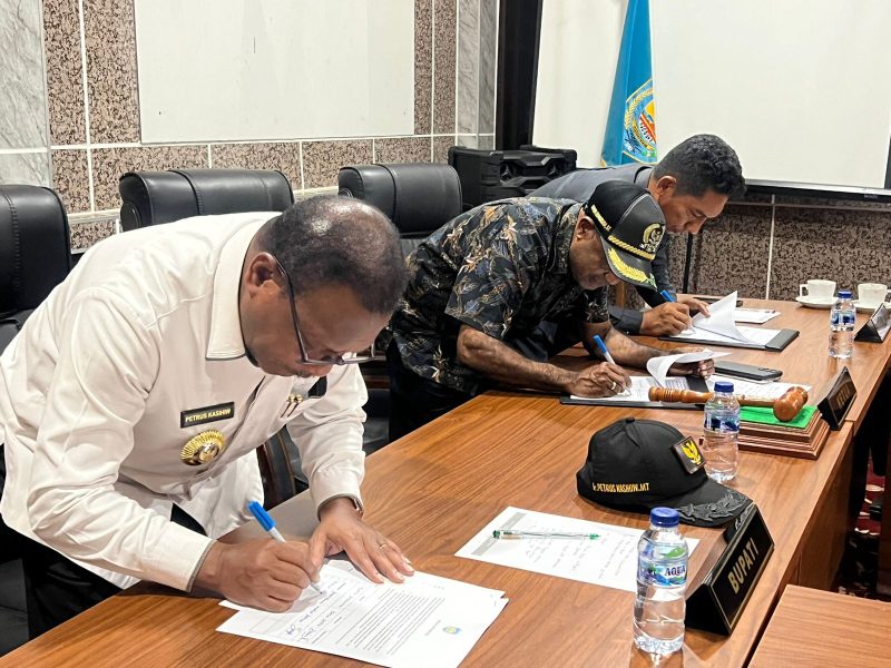 Penanda Tangan KUA APBD Perubahan Tahun Anggran 2023 Pihak DPRD dengan Pemerintah Kabupaten Teluk Bintuni Berlangsung di Ruang Komisi DPRD Lantai II yang di tandatangani Oleh Bupati, Ketua DPRD, dan wakil ketua II DPRD dan di saksikan oleh Banggar DPRD, dan Tim TAPD Pemerintah Kabupaten Teluk Bintuni. Rabu (27/9/2023) foto : Humpro TB