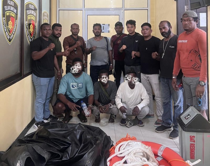 Foto :  Tim Resmob, bersama ketiga tersangka 
dan Barang Bukti. Sabtu (9/9) 