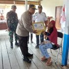 Tim Peduli Stunting Distrik Tomu serahkan bantuan kepada warga
