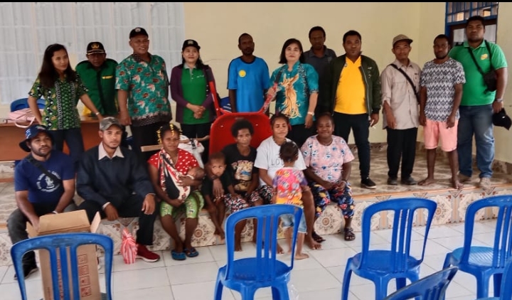 Kepala Kampung Rubobo foto bersama warga dan bantuan yang diterima dari Dinas Pertanian (14/9) / dok pribadi.