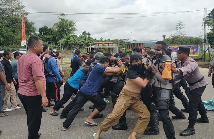 Dorong mendorong petugas polres Teluk Bintuni dengan pendemo dalam simulasi Sispam Kota , Selasa (26/9/2023)