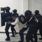 Personil Brimob mengamankan Ketua KPU setelah di sandera OTK dalam simulasi Sispam Kota, Selasa ( 26/9/2023) foto : Haiser.