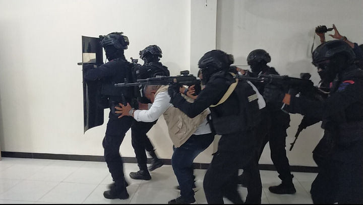 Personil Brimob mengamankan Ketua KPU setelah di sandera OTK dalam simulasi Sispam Kota, Selasa ( 26/9/2023) foto : Haiser.