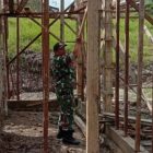 Serda Husen Amni dan Warga Merdey Membangun Perpustakaan SMA Negeri Merdey dalam Karya Bakti Gotong-Royong.