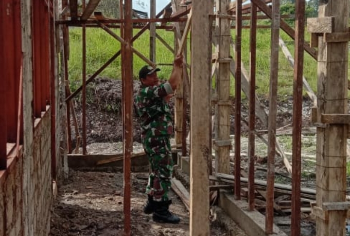 Serda Husen Amni dan Warga Merdey Membangun Perpustakaan SMA Negeri Merdey dalam Karya Bakti Gotong-Royong.