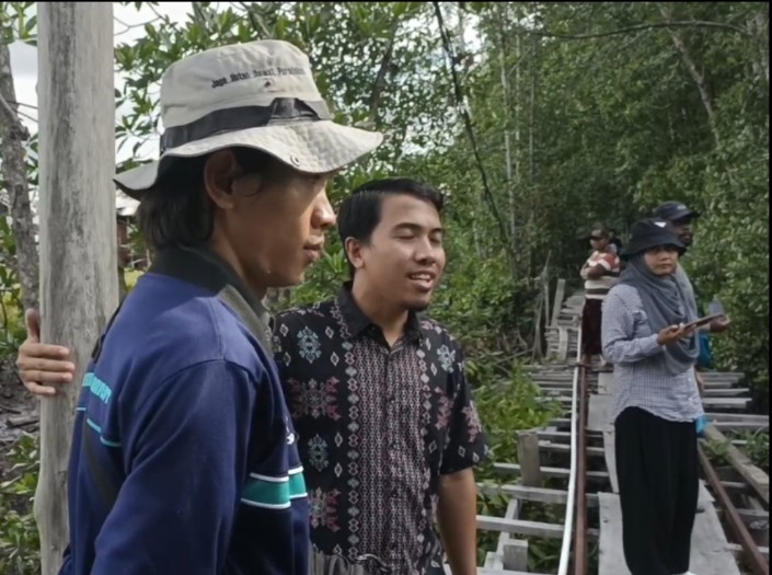 Tampak Petugas BKSD Papua Barat ( Baju Biru) , Menejer bagian penanaman dan perencanaan PT Bintuni Utama Murni Wood Industries (Baju batik) dan Awak media yang turut menyoroti aktivitas perusahaan yang mengolah pohon mangrove yang menjadi bahan bakunya. (foto, Kamis, 31 Agustus 2023) 
