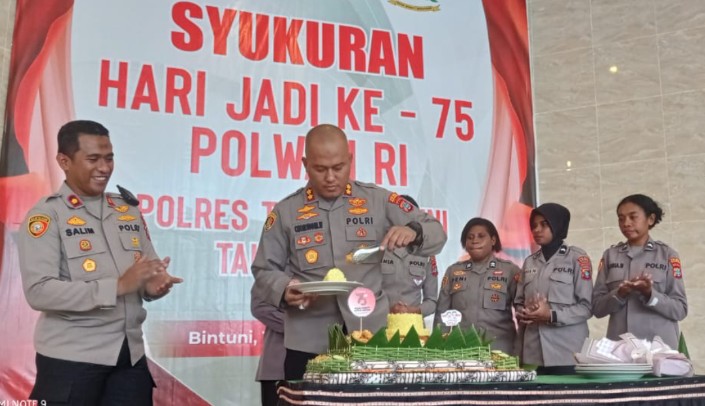 Kapolres Teluk Bintuni memotong nasi tumpeng Syukuran Hari Jadi Polwan Indonesia Ke-75