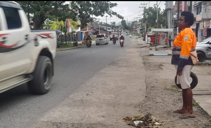 PETUGAS KEBERSIHAN TELUK BINTUNI