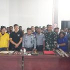 Ka Rutan Kelas II B Teluk Bintuni foto bersama Petugas TNI/Polri serta Warga Binaan Permasyarakan. 