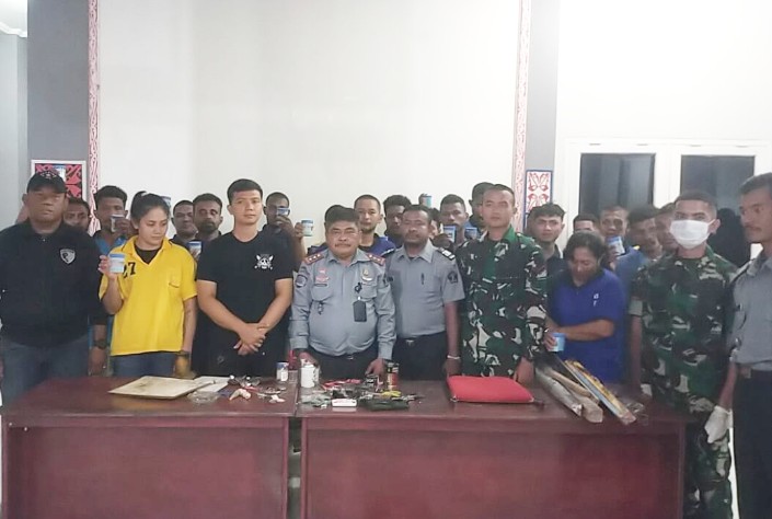 Ka Rutan Kelas II B Teluk Bintuni foto bersama Petugas TNI/Polri serta Warga Binaan Permasyarakan. 