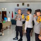 Kapolres Teluk Bintuni, AKBP Dr. H. Choiruddin Wachid, bersama jajaran aparat kepolisian dan pemangku kepentingan lainnya, melakukan peninjauan langsung ke dapur umum di Balai Kampung SP 5 Argosigemerai. 