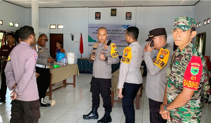 Kapolres Teluk Bintuni, AKBP Dr. H. Choiruddin Wachid, bersama jajaran aparat kepolisian dan pemangku kepentingan lainnya, melakukan peninjauan langsung ke dapur umum di Balai Kampung SP 5 Argosigemerai. 