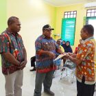 Wakil Bupati Teluk Bintuni Matret Kokop didampingi Kabid Mutasi dan Promosi Sepnat N. Manikrowi, menyerahkan SK Kenaikan pangkat kepada Kepala Distrik Bintuni Mozes Koropasi di Kantor BKPP Teluk Bintuni. 