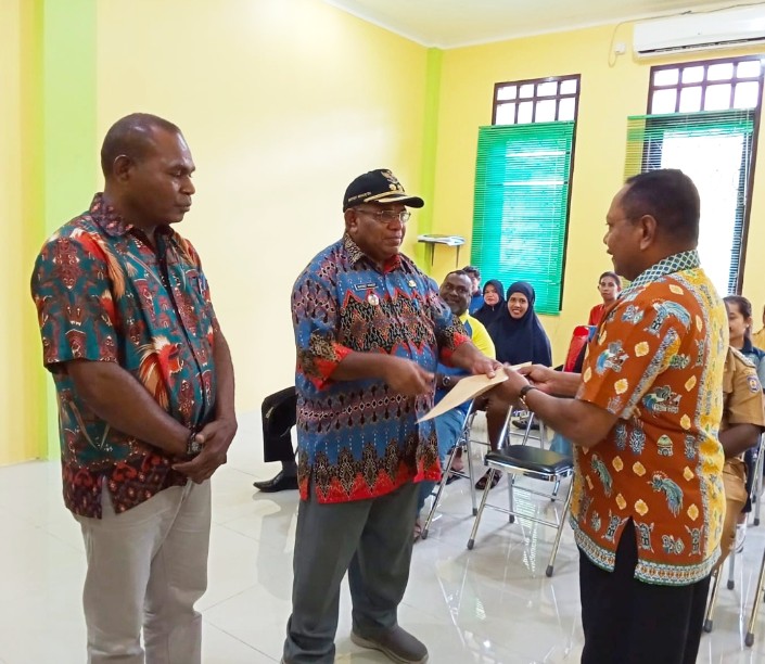 Wakil Bupati Teluk Bintuni Matret Kokop didampingi Kabid Mutasi dan Promosi Sepnat N. Manikrowi, menyerahkan SK Kenaikan pangkat kepada Kepala Distrik Bintuni Mozes Koropasi di Kantor BKPP Teluk Bintuni. 