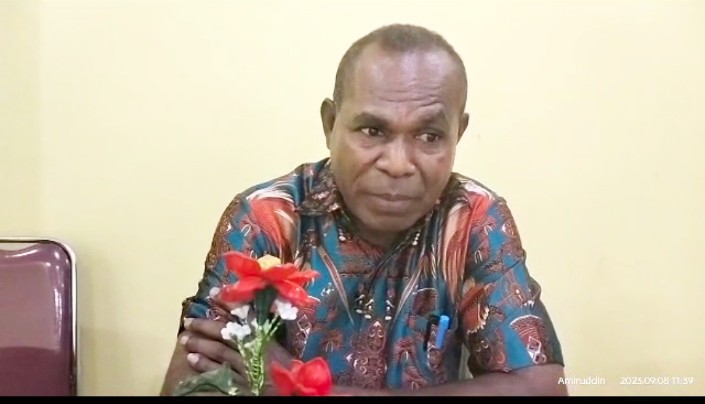Kabid Mutasi dan Promosi Sepnat N. Manikrowi,saat di wawancarai. 