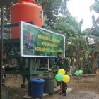Tampak Dandim 1806/TB, Letkol Arh Patrick Arya Bima membuka kran air hasil program Manunggal Air Bersih Kodam XVIII/Kasuari bersama SKK Migas tahun anggaran 2023.