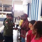 Bupati Teluk Bintuni menyerahkan bantuan modal usaha tahun anggaran 2023 di GSG Bintuni, pada hari Sabtu (9/9/2023) 