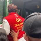 Tersangka SW Mengenakan Rompi Orange Nomor 06 Memasuki Kendaraan Tahanan Kejari Sorong, Kamis (14/9/2023) /Foto:Istimewa.