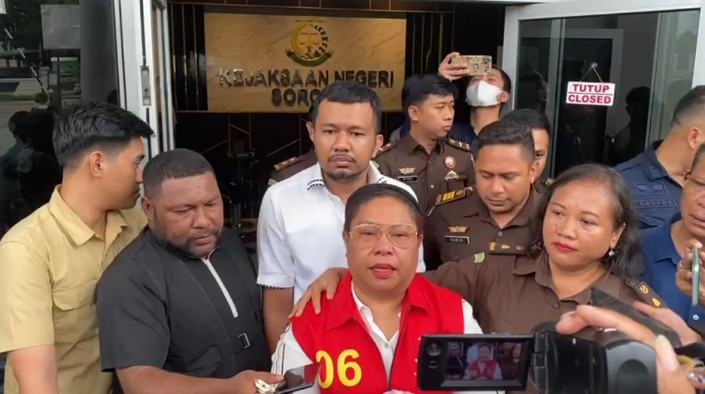 Sekretaris DPD Golkar Papua Barat Daya, Selviana Wanma, saat memberikan keterangan kepada awak media di Kantor Kejari Sorong, Kamis (14/9/2023) 