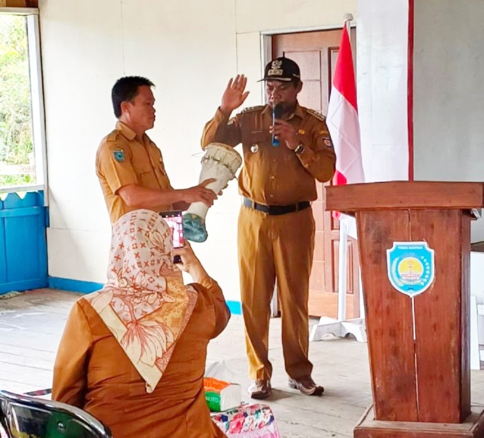 Kepala Distrik Tomu, Fredrik Paduai, S.Sos, membuka kegiatan Pembinaan IMF (Ibu Menyusui) dan Program KKBK (Keluarga Berencana dan Kesejahteraan Keluarga)