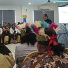 Pemerhati HIV AIDS, Gus Sutakertya ( berdiri) pembawa saat memberikan materi dalam Kegiatan Orientasi Community Organizer yang berlangsung di Hotel Vega Kota Sorong sejak 18 September hingga 21 September 2023. 