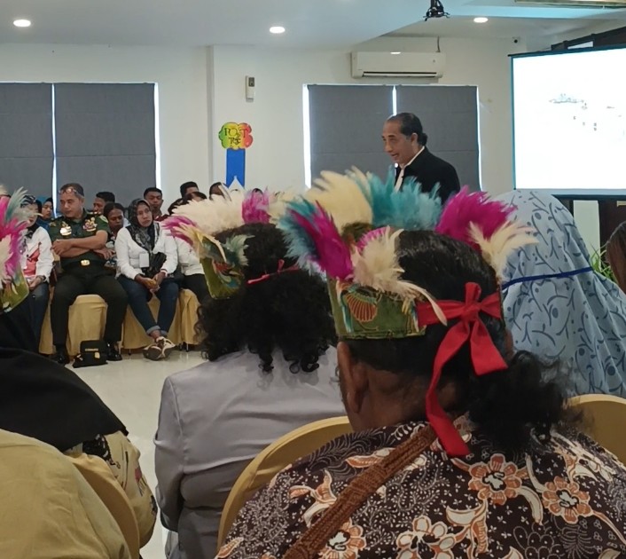 Pemerhati HIV AIDS, Gus Sutakertya ( berdiri) pembawa saat memberikan materi dalam Kegiatan Orientasi Community Organizer yang berlangsung di Hotel Vega Kota Sorong sejak 18 September hingga 21 September 2023. 