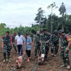 Menggunakan alat tanam, Dandim 1806/Teluk Bintuni Letkol Arh Patrick Arya Bima dan Kepala Dinas Pertanian I Wayan Sidia, S.T melakukan penanaman jagung di Kampung Pasamai, Distrik Manimeri, Kabupaten Teluk Bintuni, Provinsi Papua Barat, Jum'at (22/9/2023) 
