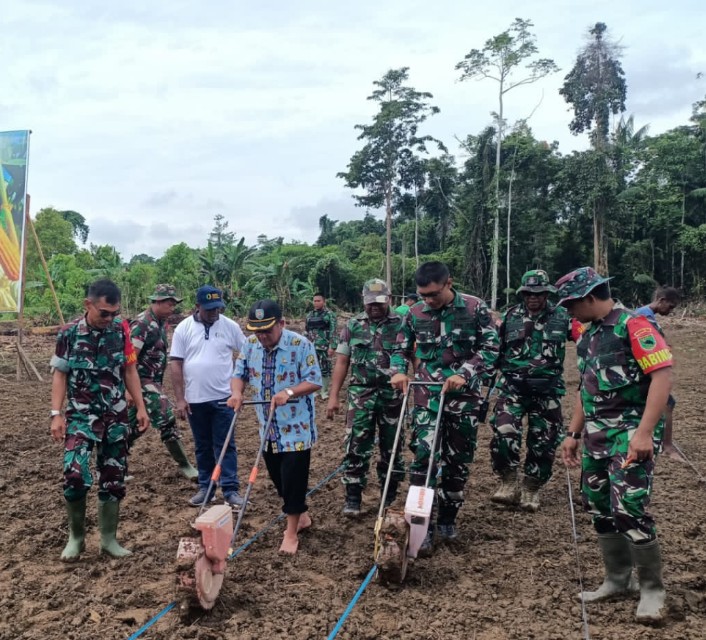 Menggunakan alat tanam, Dandim 1806/Teluk Bintuni Letkol Arh Patrick Arya Bima dan Kepala Dinas Pertanian I Wayan Sidia, S.T melakukan penanaman jagung di Kampung Pasamai, Distrik Manimeri, Kabupaten Teluk Bintuni, Provinsi Papua Barat, Jum'at (22/9/2023) 

