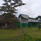 Tampak personel TNI AD sedang melakukan pembersihan di lingkungan Puskesmas Tuhiba, distrik Tuhiba, Kabupaten Teluk Bintuni , Jum'at (22/9/2023) foto : Kodim 1806/TB