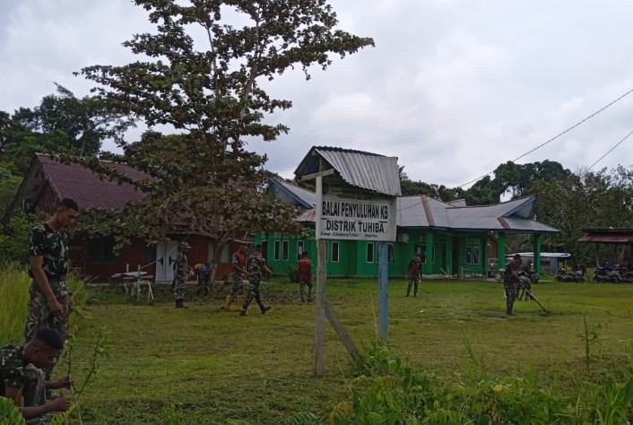 Tampak personel TNI AD sedang melakukan pembersihan di lingkungan Puskesmas Tuhiba, distrik Tuhiba, Kabupaten Teluk Bintuni , Jum'at (22/9/2023) foto : Kodim 1806/TB