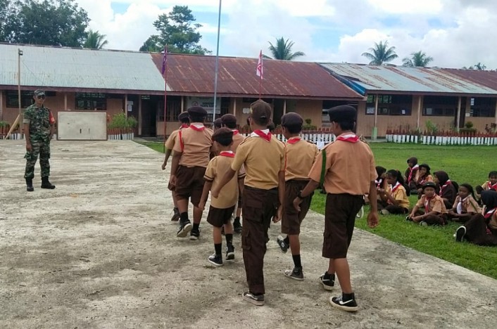 Prajurit Kodim 1806/TB menggelar kegiatan pembinaan pramuka untuk anak-anak di wilayah binaannya. 