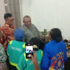 Wakil Bupati Teluk Bintuni didampingi Plt Kepala Dinas Tenaga Kerja melihat produk-produk Mama-mama Papua di Bintuni, Sabtu (30/9/2023) 
