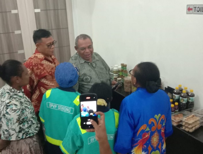 Wakil Bupati Teluk Bintuni didampingi Plt Kepala Dinas Tenaga Kerja melihat produk-produk Mama-mama Papua di Bintuni, Sabtu (30/9/2023) 
