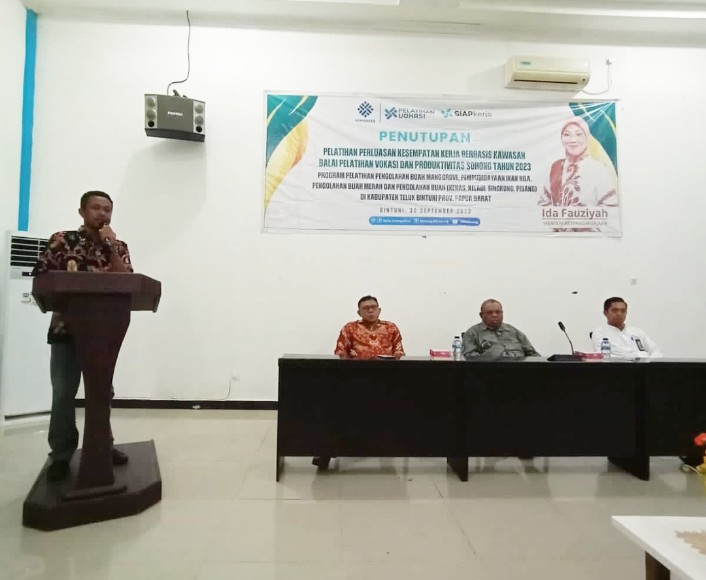 Herman Ruban, sebagai penanggung jawab Tenaga Kerja Mandiri (TKM) memberikan sambutan pada Penutupan Pelatihan Perluasan Kesempatan Kerja di Kawasan Balai Pelatihan Vokasi dan Produktivitas Bintuni tahun 2023. Sabtu (30/9/2023) 