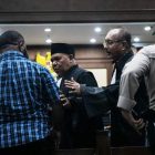 Permohonan Keluarga Mantan Gubernur Papua, Lukas Enembe (baju kotak-kotak hitam biru) kepada Hakim untuk Pembacaan Vonis Meskipun Terdakwa Tak Hadir Karena Sakit, Senin (9/10/2023) foto: istimewa 