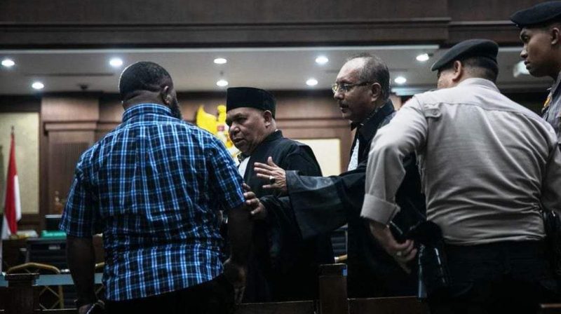 Permohonan Keluarga Mantan Gubernur Papua, Lukas Enembe (baju kotak-kotak hitam biru) kepada Hakim untuk Pembacaan Vonis Meskipun Terdakwa Tak Hadir Karena Sakit, Senin (9/10/2023) foto: istimewa 