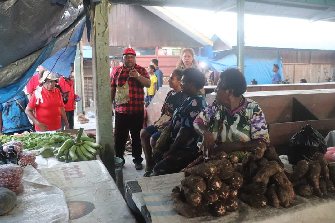 Ketua DPD PDIP Papua Barat, Markus Waran, Borong Dagangan Mama-mama Papua di Pasar Sentral Bintuni, Jum’at (13/10) foto: Haiser.
