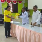 Komisioner KPU Teluk Bintuni, Divisi Teknis Penyelenggara Deni Dorinus Airory didampingi Kasubag Teknis dan Hubmas Kenny R. Kindewara, menerima berkas hasil pencermatan terhadap Rancangan Daftar CalonTetap (DCT) dari Semuel Wailola di Aula KPU Teluk Bintuni, Senin (2/10)