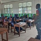 Prajurit Kodim 1806 - 06/Mayado memberikan 
wawasan kebangsaan para siswa-siswi SMP Perintis Mayado. Senin (2/10/2023) 

