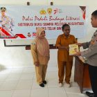 Polres Teluk Bintuni Bagikan 150 Buku untuk Anak-anak SD YPK Rafidim dalam Upaya Mendorong Budaya Literasi. 