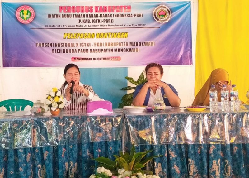 (kiri) Ketua PKBM Penabur Papua Barat, Ferawati Samatimbang M. Pd.