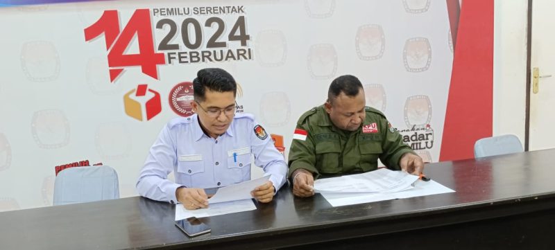 Ketua KPU Teluk Bintuni, Muhammad Makmur Memed Alfajri ( kemeja putih) bersama Komisioner KPU Teluk Bintuni,  Divisi Sosdikli , Parmas , SDM dan merangkap sebagai  Divisi Teknis Penyelenggara Deni Dorinus  Airory di ruang help desk  pada Rabu (5/10/2023)