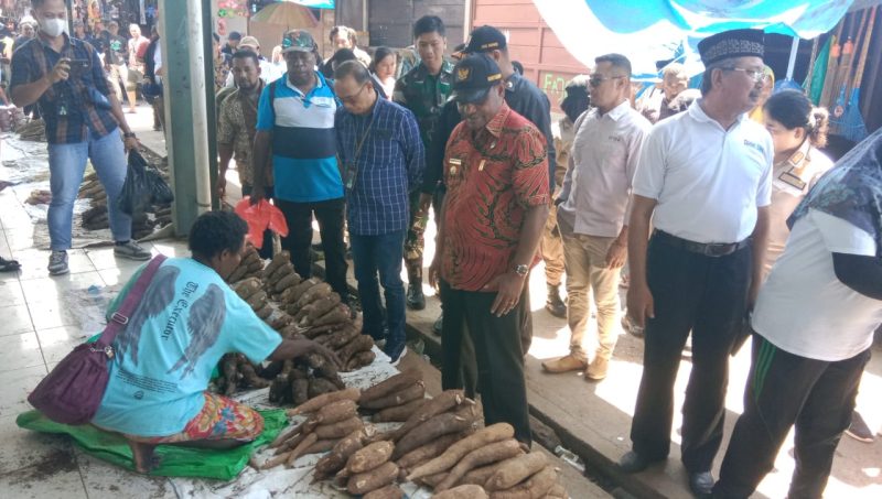 Bupati Teluk Bintuni melakukan kunjungan ke pasar sentral Bintuni