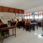 Tampak personil Koramil 1806 -01/Bintuni menyampaikan Wasbang ke Siswa-siswi di SMA YPK Sanewesyen, Kali Kodok, Kelurahan Bintuni Timur. Jum'at (6/10/2023).  