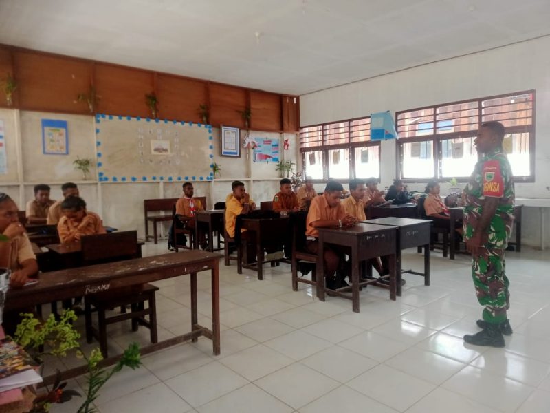 Tampak personil Koramil 1806 -01/Bintuni menyampaikan Wasbang ke Siswa-siswi di SMA YPK Sanewesyen, Kali Kodok, Kelurahan Bintuni Timur. Jum'at (6/10/2023).  