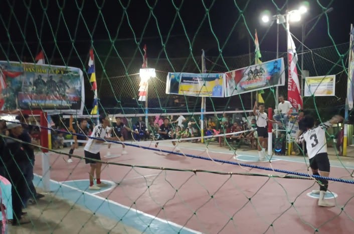Pertandingan pembukaan Turnamen Dandim Cup I mempertemukan Tim Selayar dan Tim Ikatan Keluarga Toraja. Jum'at malam (6/10) foto : Haiser