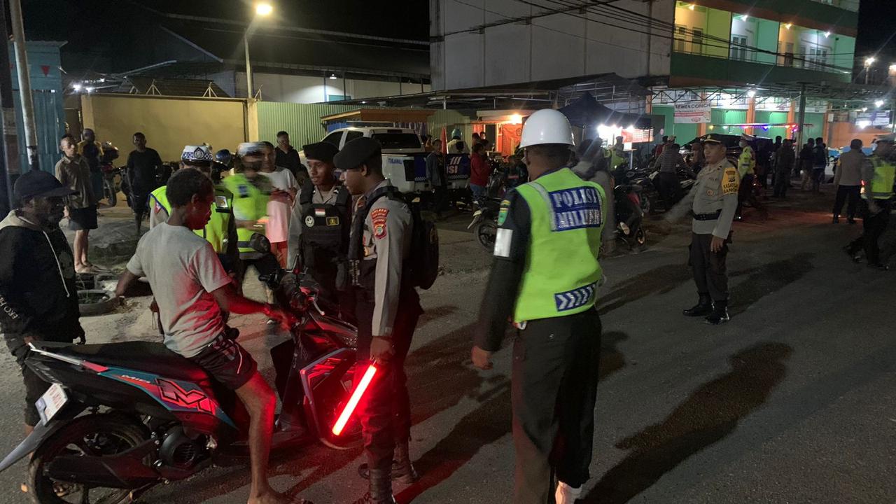 Personel gabungan melaksanakan razia Operasi Pekat III Mansinam 2023. 