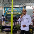 Ustad Abd Muin saat menyampaikan ceramah pada perayaan Maulid Keluarga Besar HIKMAS Teluk Bintuni. 