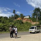 Tampak seorang petugas Satpam Lantas Polres Teluk Bintuni memberikan teguran kepada pengendara roda dua yang terjaring pada razia, Senin sore (9/10) di Taman Kota Bintuni.